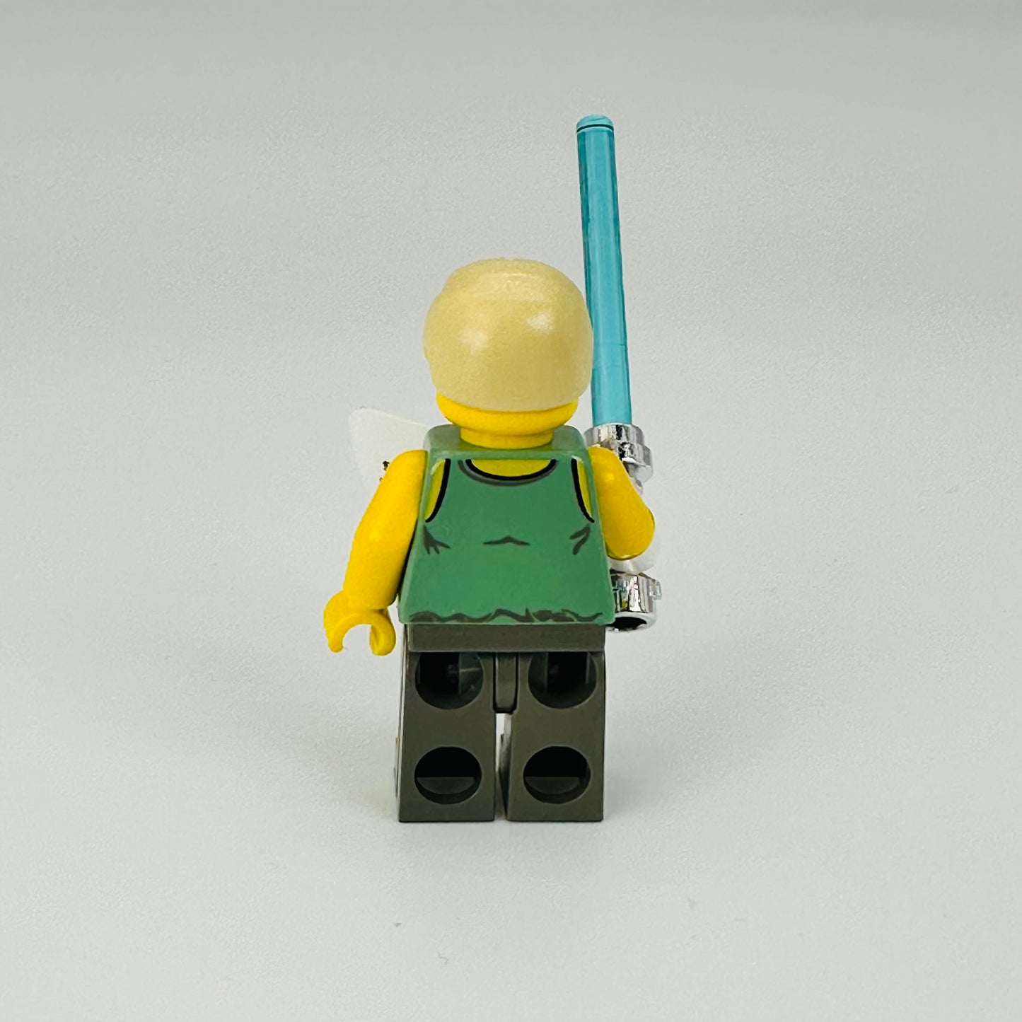 sw0106a: Luke Skywalker - with chrome lightsaber - Bricks and Minifigs Sioux Falls