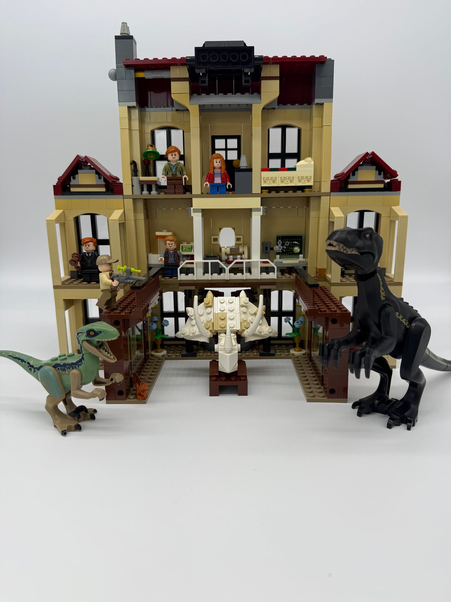 Indoraptor Rampage at Lockwood Estate - Bricks and Minifigs Sioux Falls